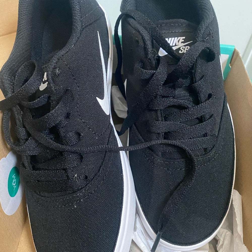 Nike Boys size 4Y Black Sneakers